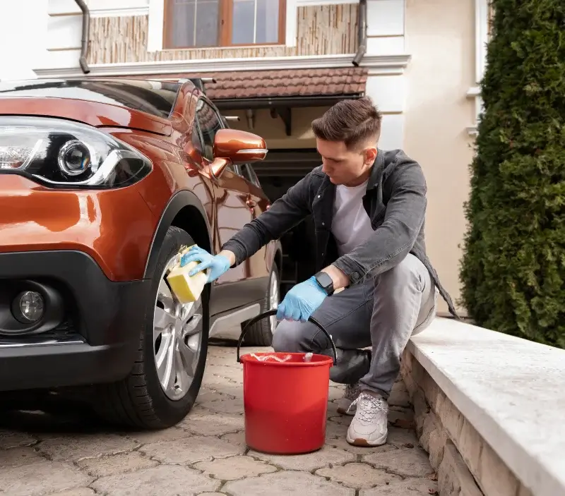 Lavage auto à domicile Breilly : professionnel intervenant sur un véhicule